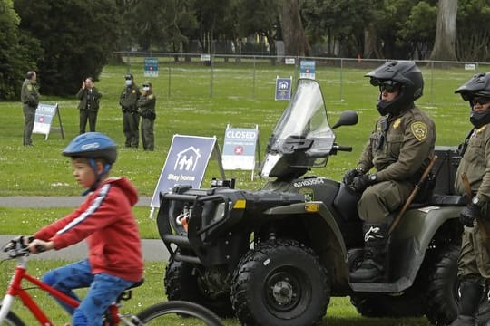 Park Ranger bewachen den Eingang des Golden Gate Parks.