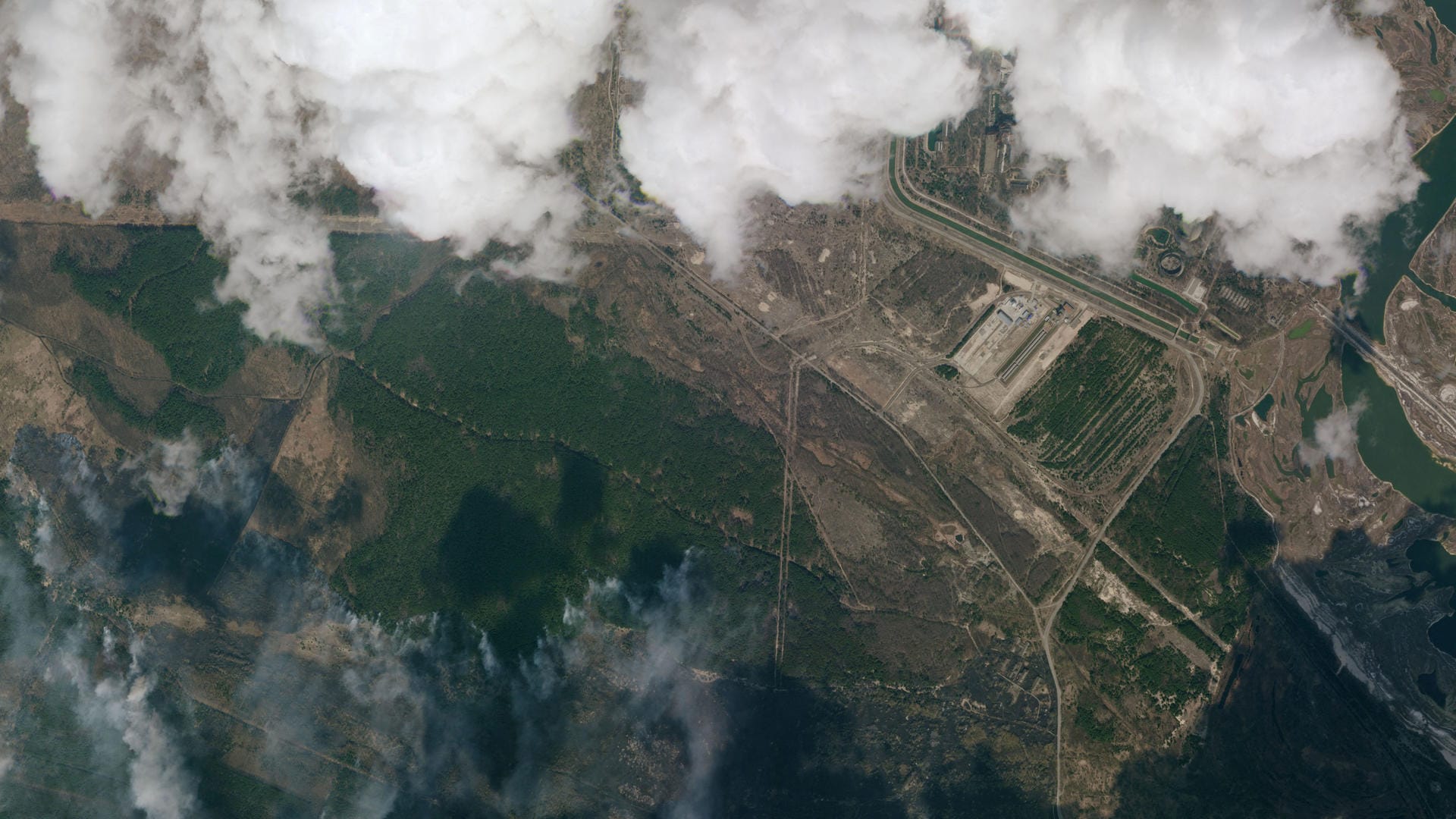 Ein Satellitenbild zeigt den Rauch der Waldbrände nahe der AKW-Ruine von Tschernobyl.