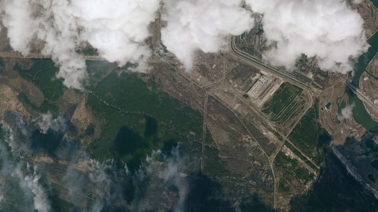 Ein Satellitenbild zeigt den Rauch der Waldbrände nahe der AKW-Ruine von Tschernobyl.