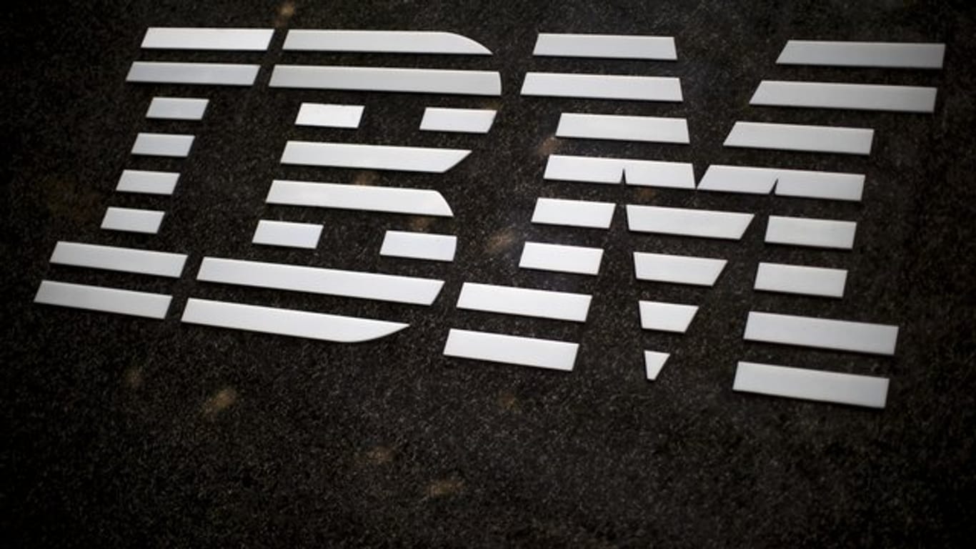 Das Computer-Urgestein IBM hat im ersten Quartal deutliche Geschäftseinbußen hinnehmen müssen und angesichts der Corona-Krise seine Jahresprognose gestrichen.