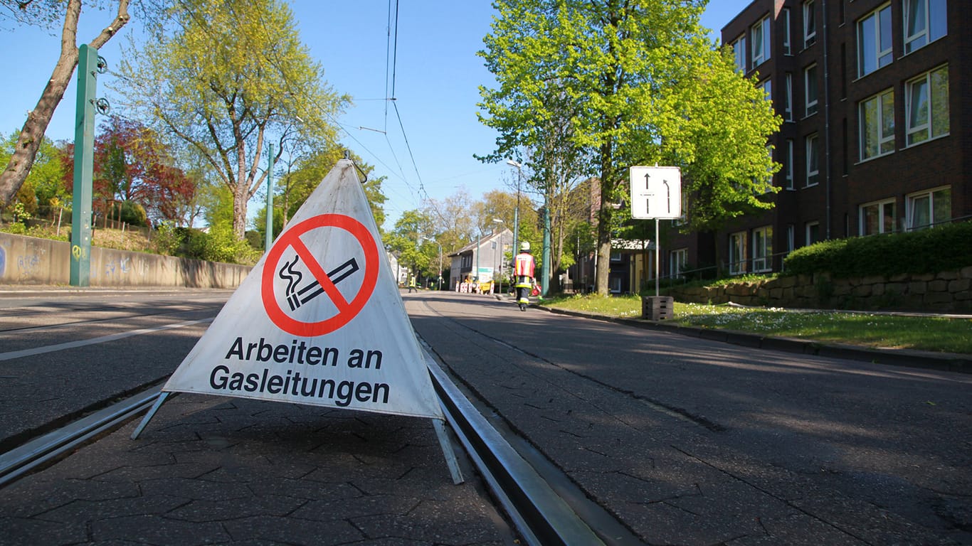 Ein Schild "Arbeiten an Gasleitungen" steht in der Essener Straße: Ein Gasleck sorgte dort für einen Großeinsatz der Feuerwehr.