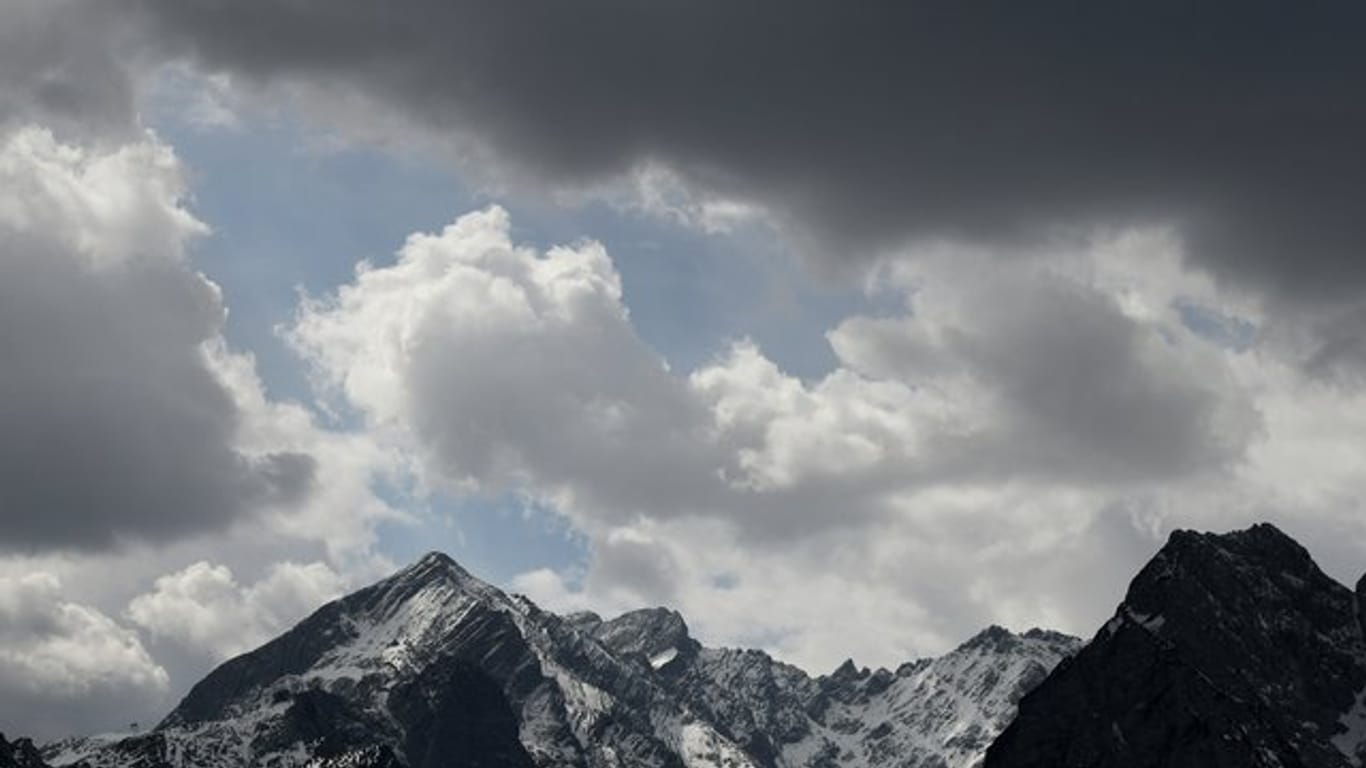 Dunkle Wolken ziehen über das Wettersteingebirge