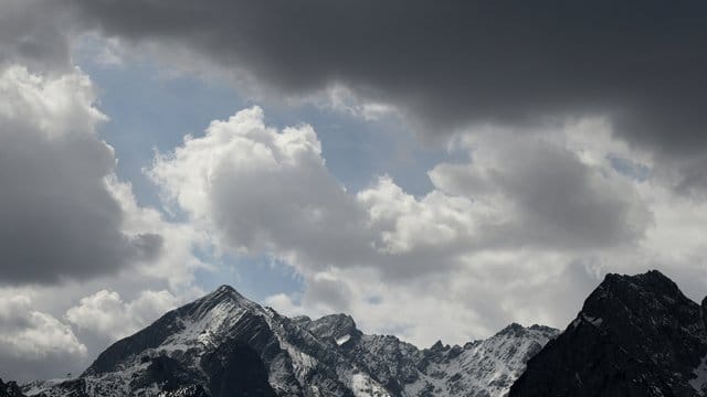 Dunkle Wolken ziehen über das Wettersteingebirge Dunkle Wolken ziehen über das Wettersteingebirge