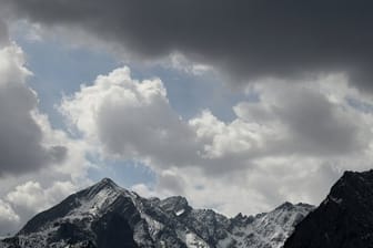 Dunkle Wolken ziehen über das Wettersteingebirge