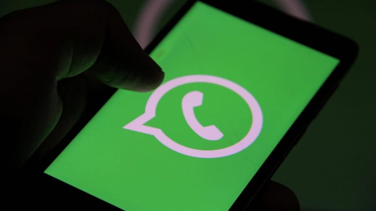 Das Logo von WhatsApp auf einem Smartphone (Symbolbild): Nutzer können in Zukunft mit bis zu sieben weiteren Nutzern einen Gruppenanruf ausführen.