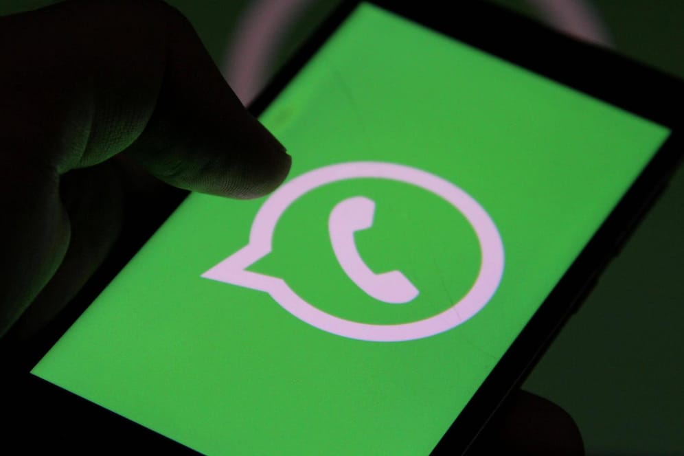 Das Logo von WhatsApp auf einem Smartphone (Symbolbild): Nutzer können in Zukunft mit bis zu sieben weiteren Nutzern einen Gruppenanruf ausführen.