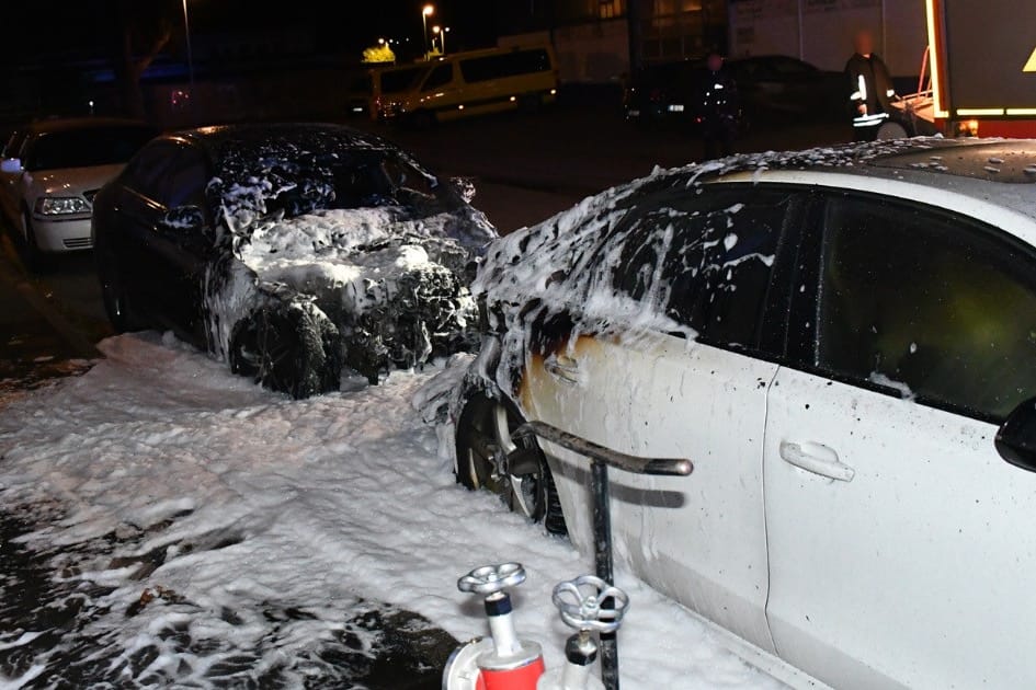 Zwei mit Löschschaum bedeckte Autos: Aus noch ungeklärte Ursache sind die die Pkw in Flammen aufgegangen.