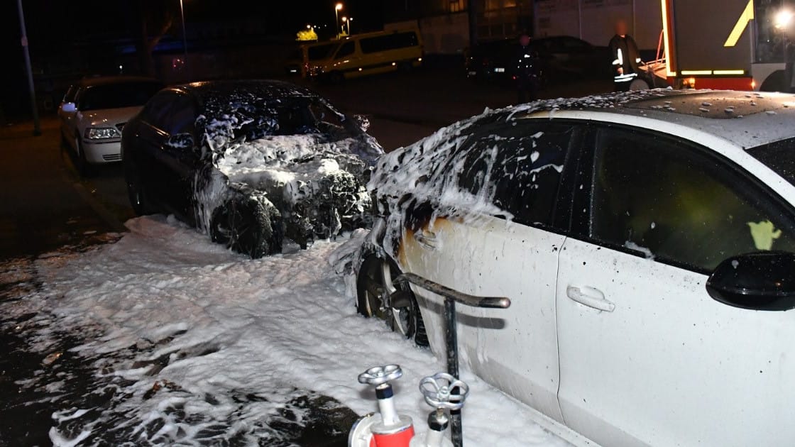 Zwei mit Löschschaum bedeckte Autos: Aus noch ungeklärte Ursache sind die die Pkw in Flammen aufgegangen.