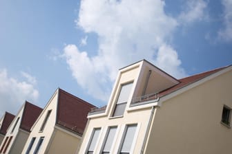 Häuser: Wer sich nach dem Kauf frühzeitig um eine Anschlussfinanzierung kümmert, kann Experten zufolge aktuell von einem günstigen Zinsniveau profitieren.