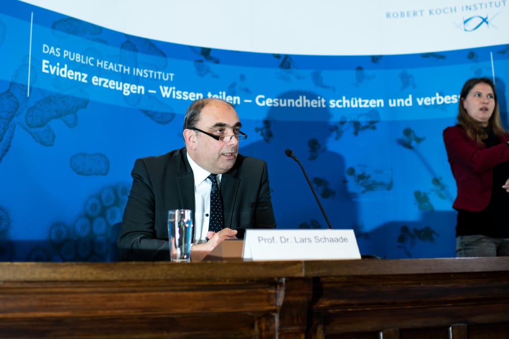 Lars Schaade: Der Vizepräsident des Robert Koch-Instituts äußerte sich bei einer Pressekonferenz im fast leeren Hörsaal zum Stand der Verbreitung des Coronavirus in Deutschland.