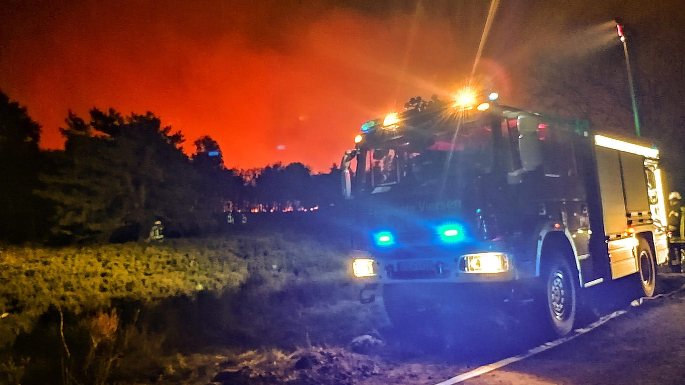 Großbrand im deutsch-niederländischen Grenzgebiet: Wegen der anhaltenden Trockenheit ist die Waldbrandgefahr derzeit extrem hoch. In mehreren Gebieten brennen die Wälder bereits.
