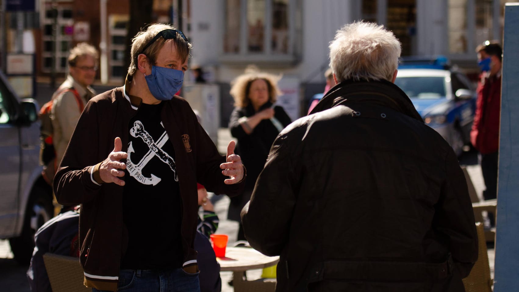 Bürger bei einer Protestveranstaltung in Flensburg: Die Kritik an den Corona-Maßnahmen wird lauter.