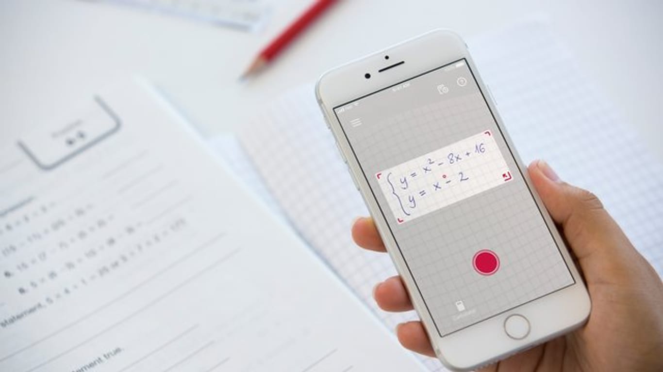 Die kostenlose App Photomath erfasst mit der Smartphone-Kamera sowohl gedruckte als auch handgeschriebene Mathe-Aufgaben und zeigt dann das richtige Ergebnis sowie die Lösungswege an.