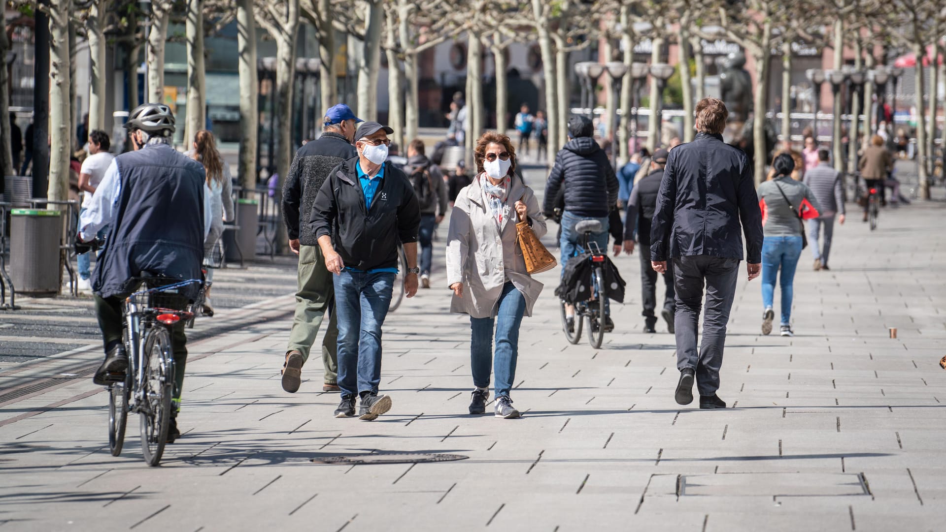 Menschen gehen über Frankfurts Einkaufsmeile Zeil: Künftig sollen Frankfurter in den Geschäften Nasen- und Mundschutz tragen.