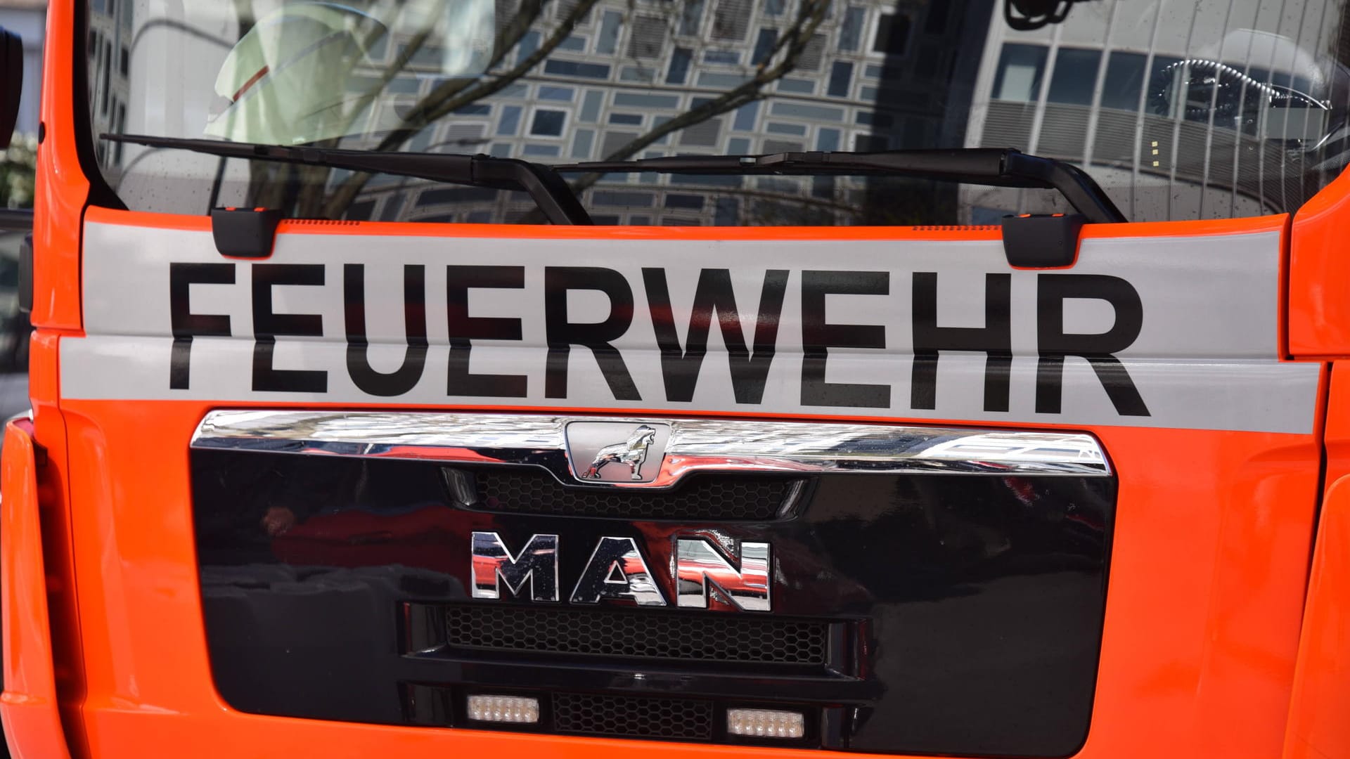 Schriftzug Feuerwehr an einem Einsatzfahrzeug: Mehrere Feuerwehren waren Montagabend in Nürnberg im Einsatz. Schriftzug Feuerwehr an einem Einsatzfahrzeug: Mehrere Feuerwehren waren Montagabend in Nürnberg im Einsatz.