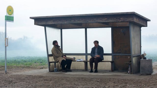 Johannes (Ronald Zehrfeld, l) und Ralf (Felix Kramer) reden über ihr Leben.