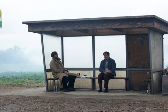 Johannes (Ronald Zehrfeld, l) und Ralf (Felix Kramer) reden über ihr Leben.