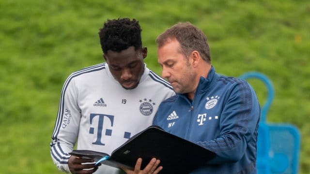 Unter Cheftrainer Hansi Flick (r) ist Alphonso Davies beim deutschen Rekordmeister zur Stammkraft aufgestiegen. Unter Cheftrainer Hansi Flick (r) ist Alphonso Davies beim deutschen Rekordmeister zur Stammkraft aufgestiegen.