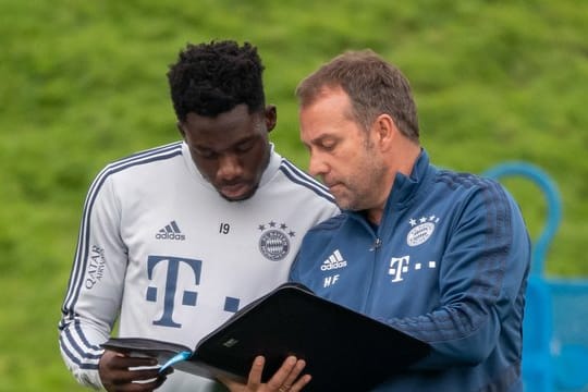 Unter Cheftrainer Hansi Flick (r) ist Alphonso Davies beim deutschen Rekordmeister zur Stammkraft aufgestiegen.