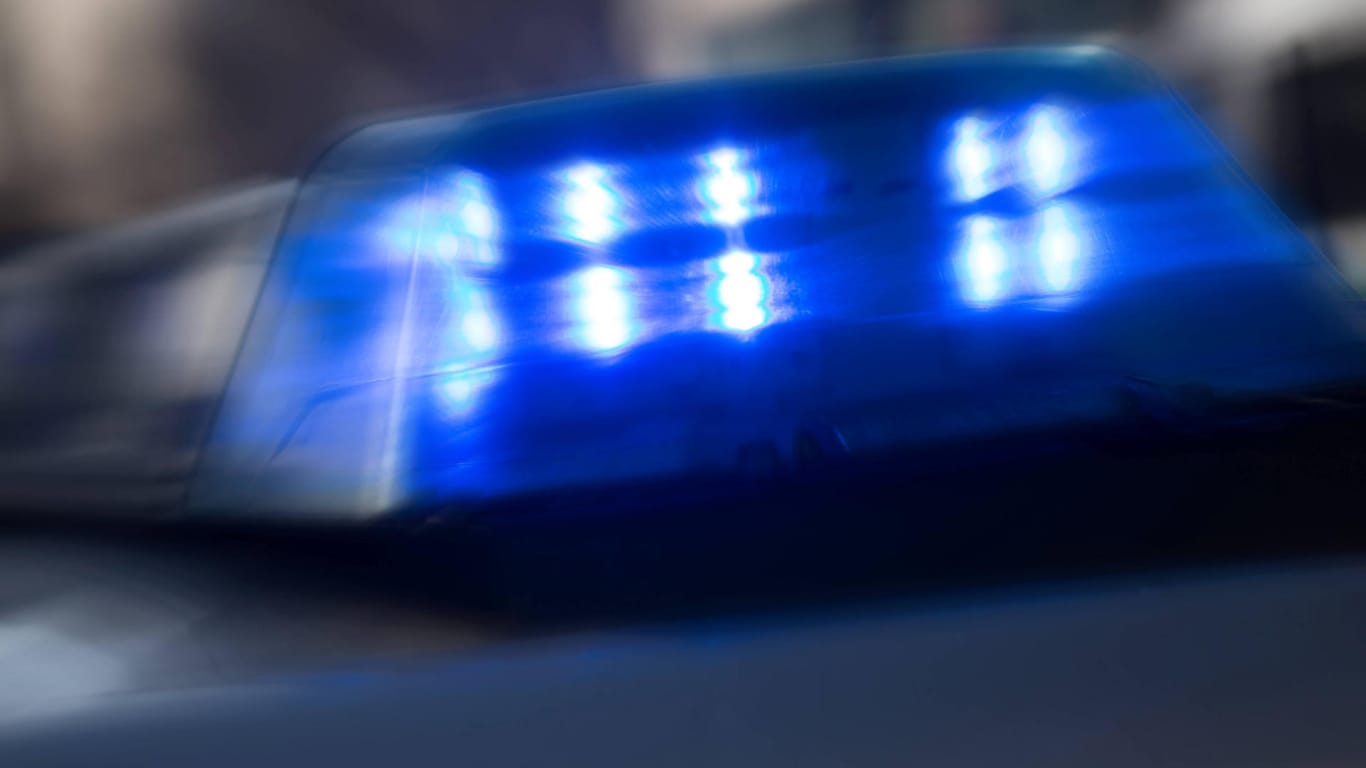 Blaulicht auf einem Einsatzfahrzeug (Symbolbild): In Wolfsburg haben Unbekannte versucht, in einen Getränkemarkt einzubrechen.