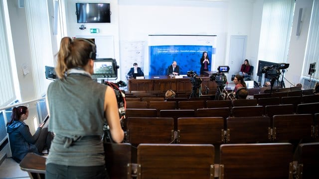 Lars Schaade spricht im fast leeren Hörsaal des Robert Koch-Instituts in Berlin. Lars Schaade spricht im fast leeren Hörsaal des Robert Koch-Instituts in Berlin.