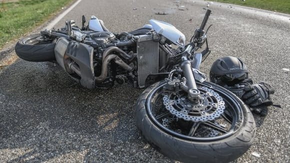 Ein Motorrad liegt nach einem Unfall auf der Straße Ein Motorrad liegt nach einem Unfall auf der Straße