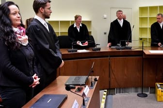 Fast zwei Jahre nach dem Urteil im NSU-Prozess gegen Beate Zschäpe und vier Mitangeklagte liegen nun die schriftlichen Urteilsgründe vor.