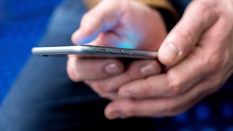Smartphone in der Hand: Über die deutsche Corona-Warn-App wurde bereits viel berichtet. Dabei gibt es sie noch gar nicht.