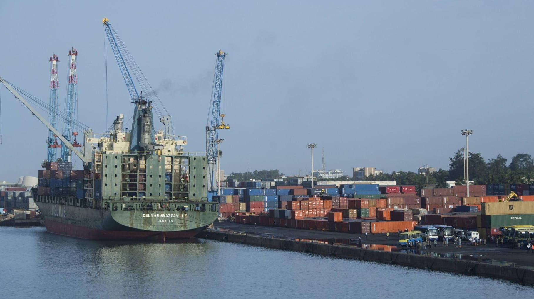 Ein Schiff im Hafen von Cotonou in Benin: Vor der Küste des Landes haben Piraten den Frachter einer deutschen Reederei gekapert. (Symbolfoto) Ein Schiff im Hafen von Cotonou in Benin: Vor der Küste des Landes haben Piraten den Frachter einer deutschen Reederei gekapert. (Symbolfoto)
