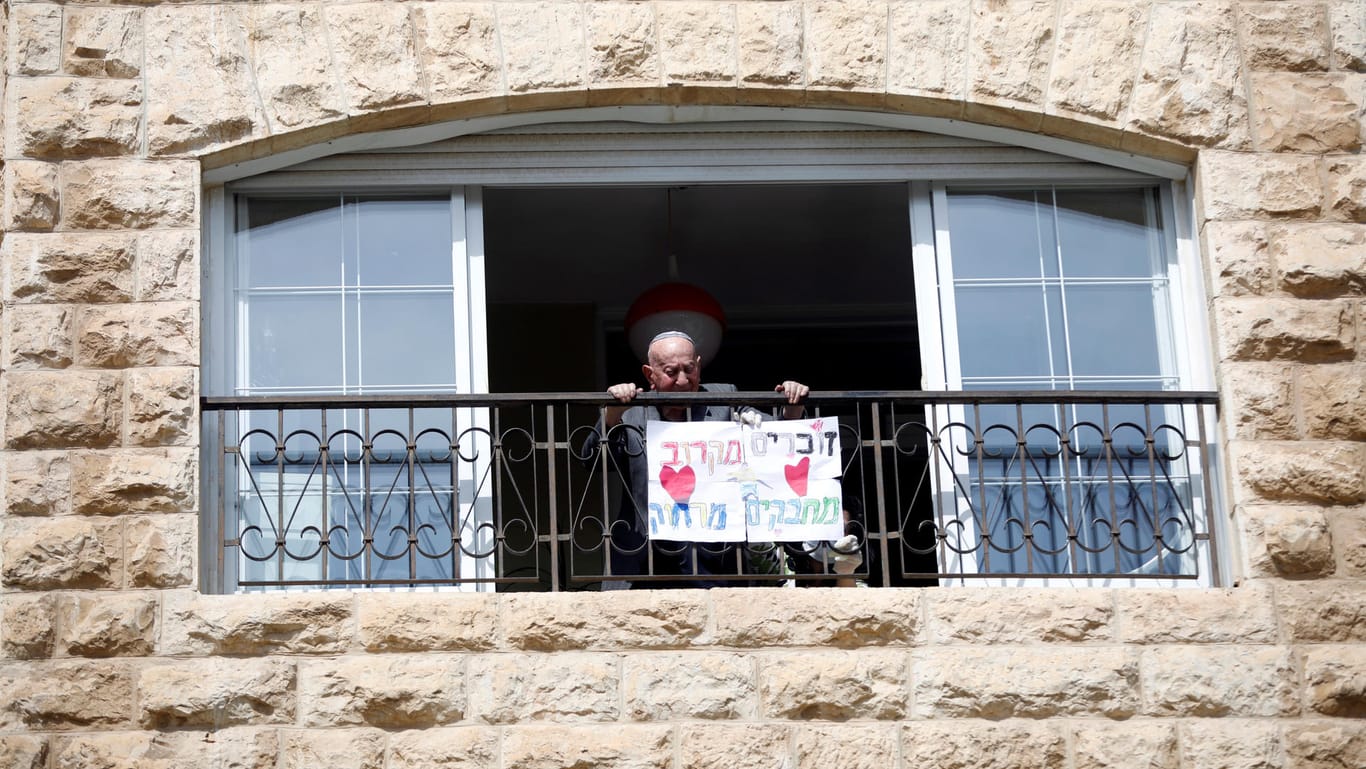Elias Feinzilberg steht am Fenster seiner Wohnung in Jerusalem: Der 102-Jährige hat den Holocaust überlebt. Am Dienstag gedachte Israel der Opfer der Shoa.