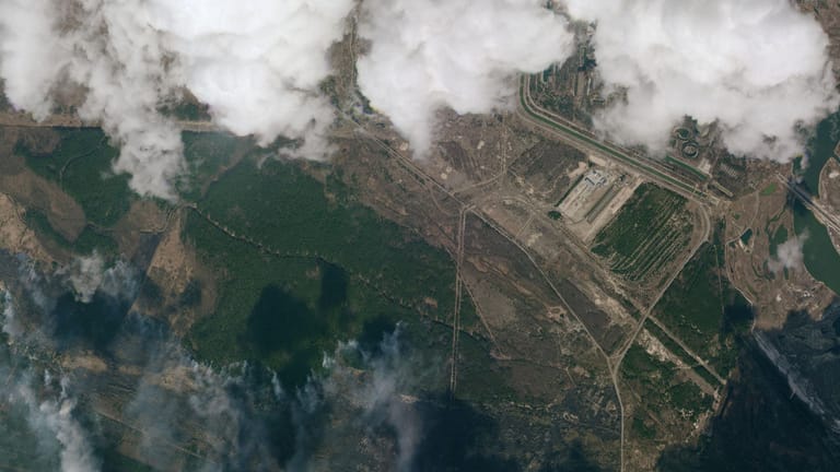 Die Tschernobyl-Zone in der Urkaine: Die Satellitenaufnahme zeigt einen Blick auf Rauchwolken eines Waldbrandes in der radioaktiv belasteten Region.