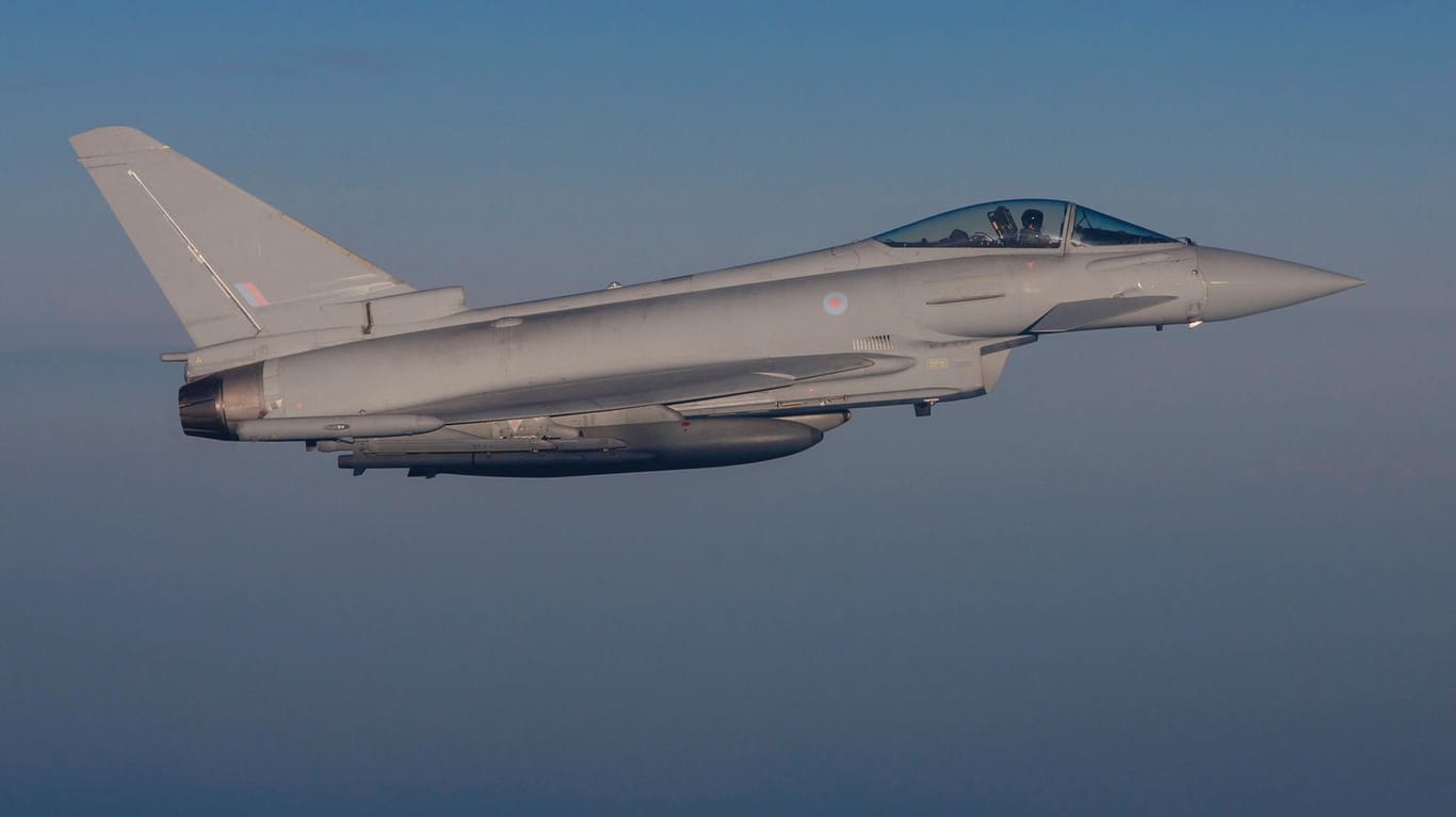 Ein Eurofighter Typhoon im Einsatz der britischen Luftwaffe: Die Tornados werden für das Verteidigungsministerium zukünftig zu teuer. (Symbolfoto)