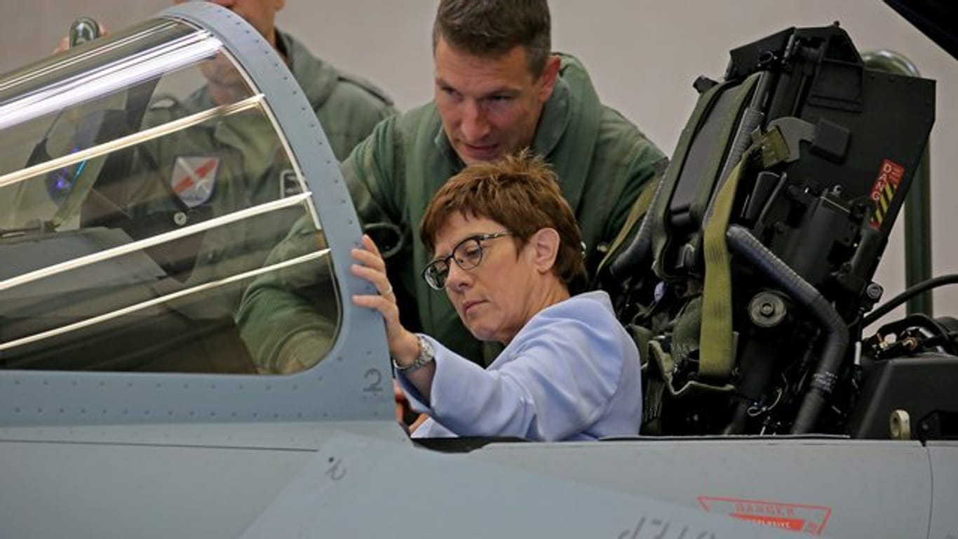 Annegret Kramp-Karrenbauer sitzt im Cockpit eines Eurofighters (Archiv).
