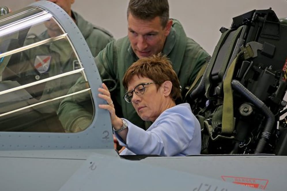 Annegret Kramp-Karrenbauer sitzt im Cockpit eines Eurofighters (Archiv).