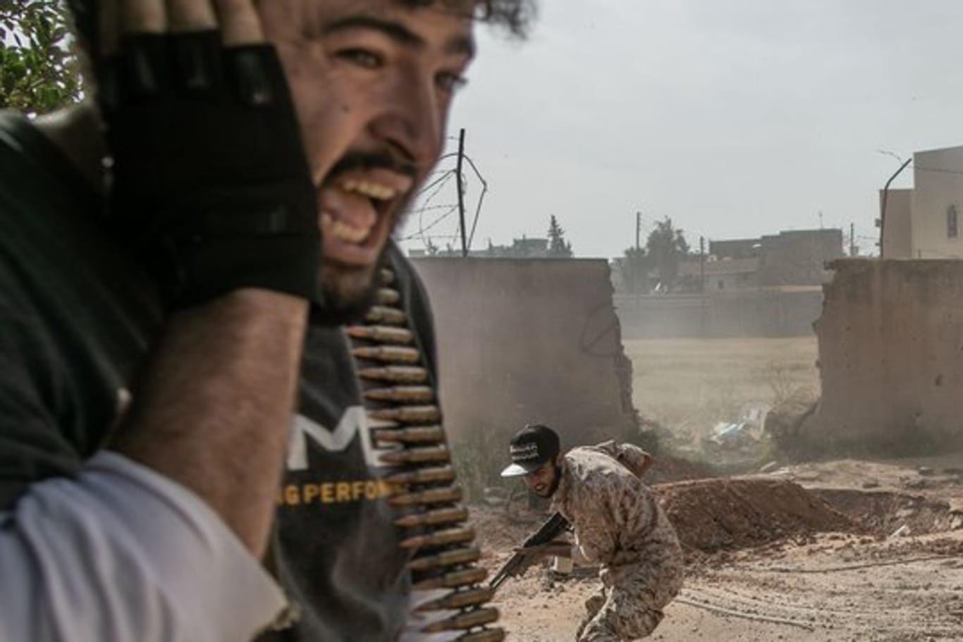 Kämpfer der Regierung gehen bei Zusammenstößen mit den Truppen der Libysch-Nationalen Armee in Deckung.