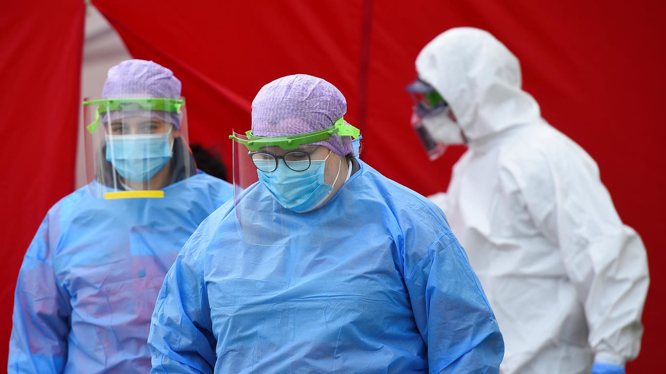 Mediziner vor einer Drive-In-Teststation in Dresden: Epidemiologen sehen die Gefahr einer zweiten Infektionswelle.