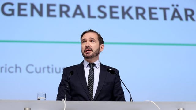 Rechnet im September wieder mit Länderspielen: DFB-Generalsekretär Friedrich Curtius. Rechnet im September wieder mit Länderspielen: DFB-Generalsekretär Friedrich Curtius.