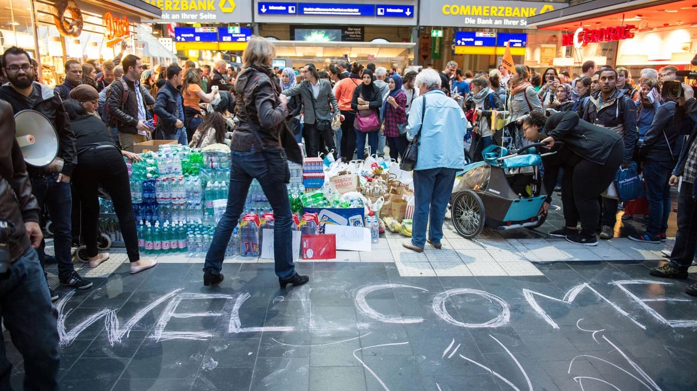 Frankfurter Bürger begrüßen am 5. September 2015 am Hauptbahnhof ankommende Flüchtlinge.