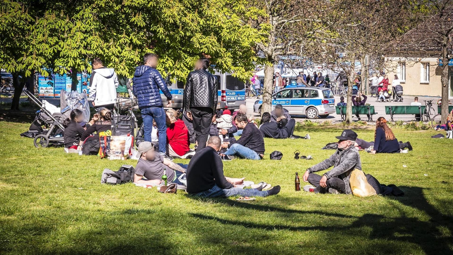 In Berlin ist man nun gern wieder gesellig und pfeift auf die Kontaktsperre-Regeln.