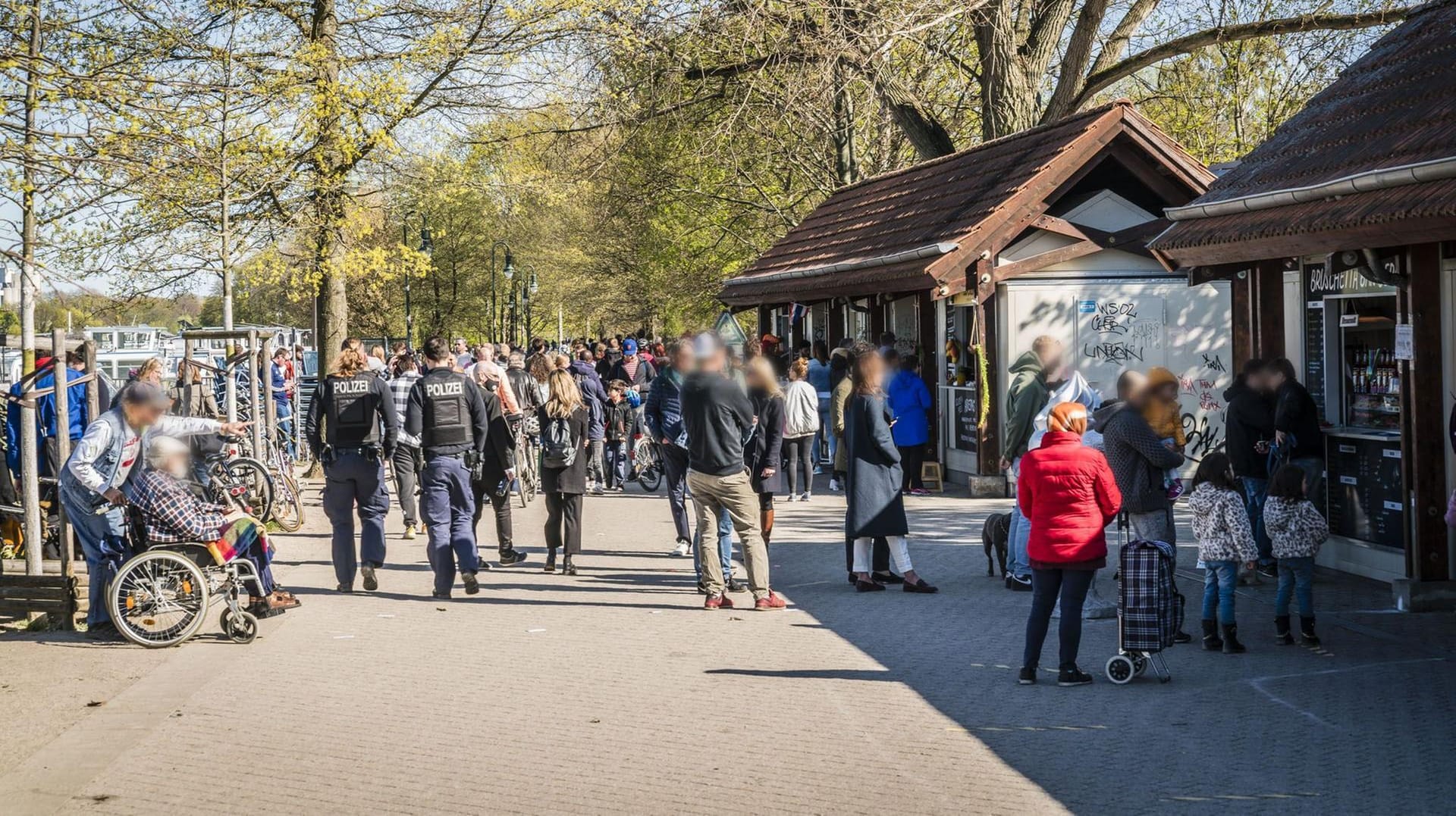 Hereinspaziert! Vor Buden in Berliner Parks herrscht dichtes Gedränge.