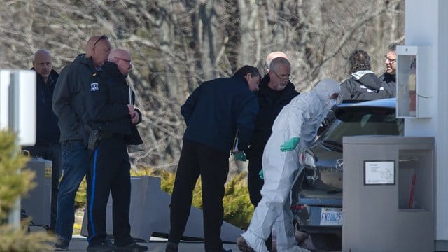 Ermittler überprüfen ein Fahrzeug.