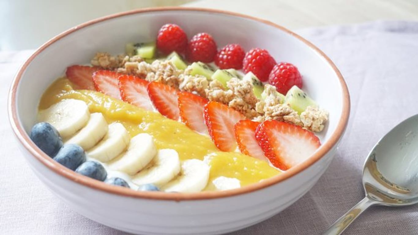 Auch fürs Auge ein Genuss: Mit einer bunten Frühstücksbowl mit Früchten freuen sich selbst Kinder über einen gesunden Start in den Tag.