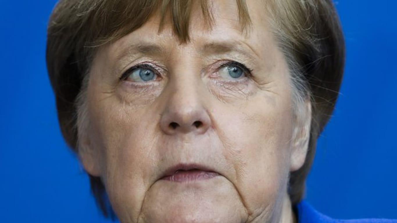 CDU, CSU und SPD setzen sich in Berlin mit Kanzlerin Merkel zusammen.