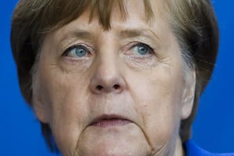 CDU, CSU und SPD setzen sich in Berlin mit Kanzlerin Merkel zusammen.