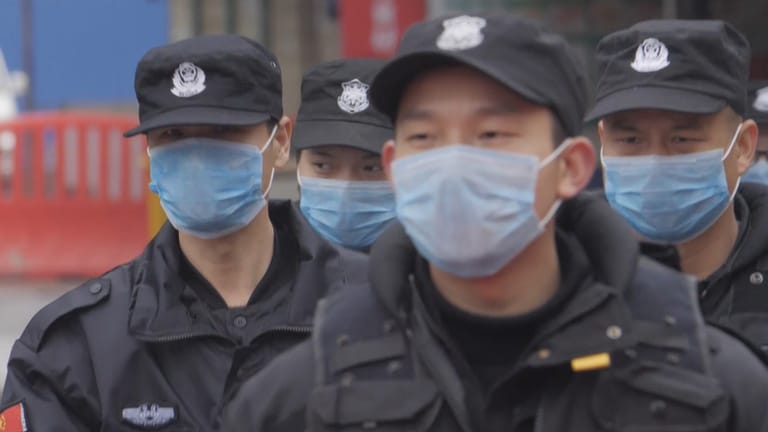Hartes Durchgreifen der Regierung: Laut einem Bericht der britischen "Daily Mail" hat China über 5.000 Menschen festnehmen lassen, weil sie Informationen über den Corona-Ausbruch teilten.