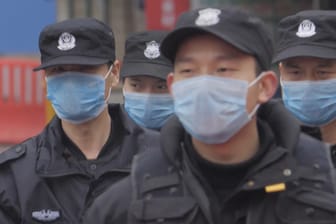 Hartes Durchgreifen der Regierung: Laut einem Bericht der britischen "Daily Mail" hat China über 5.000 Menschen festnehmen lassen, weil sie Informationen über den Corona-Ausbruch teilten.