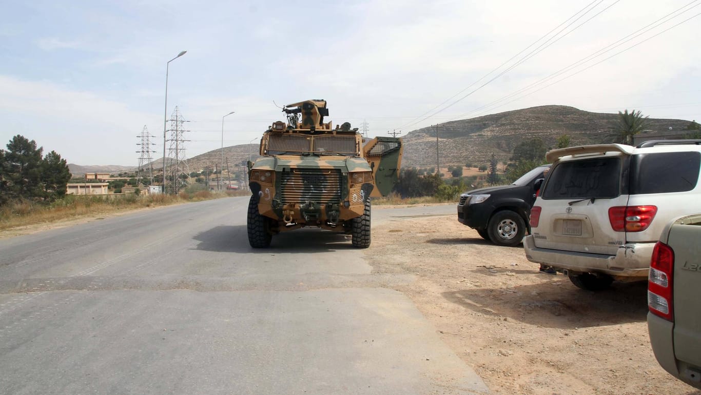 Ein Panzer fährt durch Libyens Straßen: Deutschland will sich an der Überwachung des Waffenembargos in dem afrikanischen Land beteiligen.