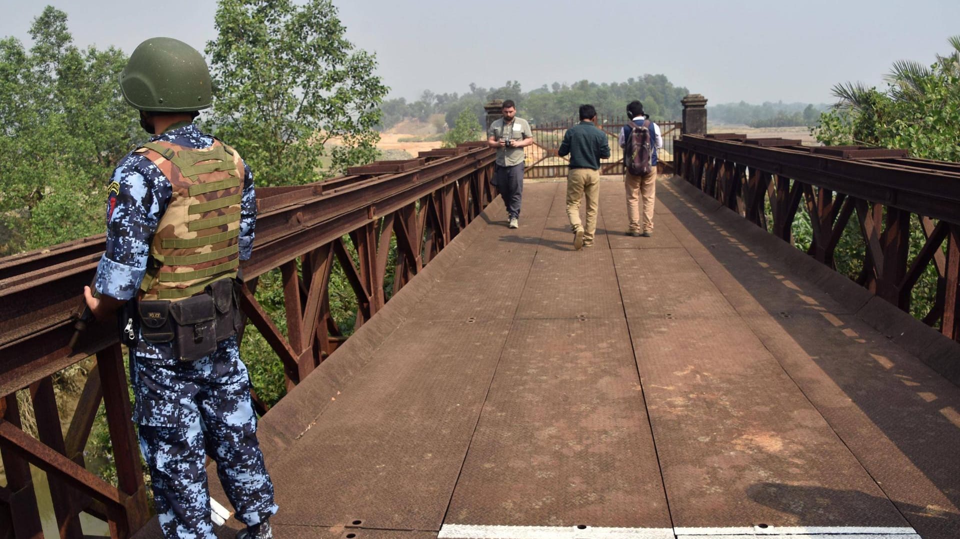 Ein Soldat bewacht eine Brücke zwischen Myanmars Rakhine und Bangladesh: In der Region wurde der WHO-Mitarbeiter getötet. (Symbolbild)