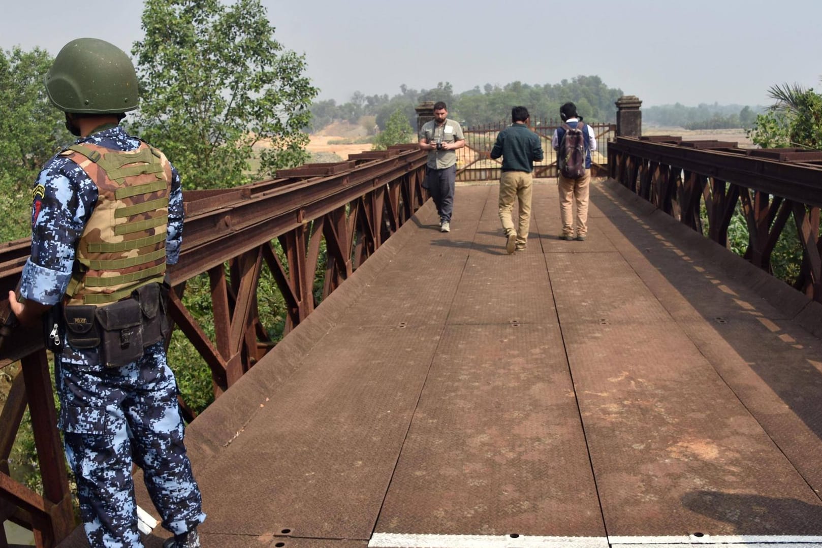 Ein Soldat bewacht eine Brücke zwischen Myanmars Rakhine und Bangladesh: In der Region wurde der WHO-Mitarbeiter getötet. (Symbolbild)