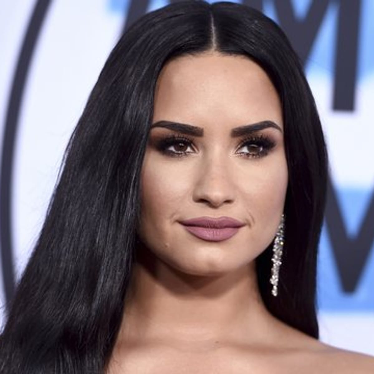 Demi Lovato dunkelbraunes Haar mit Highlights